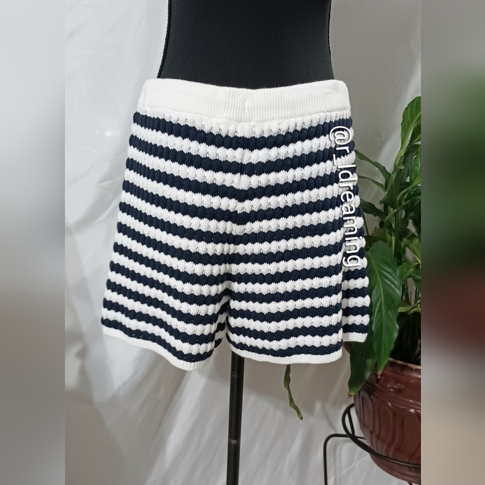 NWT Old Navy Navy And White Stripes Crochet Shorts - 3.5-inch inseam Size M/Tall - Picture 3 of 8